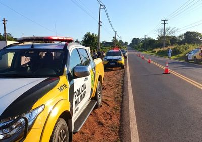 Motocicleta foi atingida na traseira por um ve&iacute;culo, que fugiu do local.