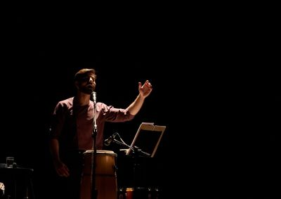 Aula-espet&aacute;culo re&uacute;ne m&uacute;sica, poesia e hist&oacute;rias para abordar a forma&ccedil;&atilde;o cultural e ser&aacute; conduzida pelo artista Renato Forin.