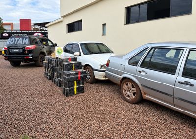 Dois carros que estavam transportando a droga foram apreendidos.