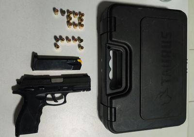 Armamento pertence a um homem investigado por amea&ccedil;ar profissionais de uma escola municipal.
