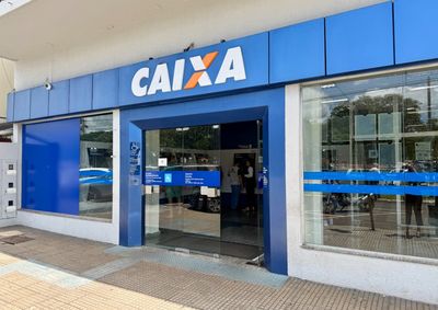V&iacute;tima disse que teve o cart&atilde;o trocado ap&oacute;s ser abordada por um homem dentro da Caixa Econ&ocirc;mica Federal e perdeu R$ 1,3 mil.
