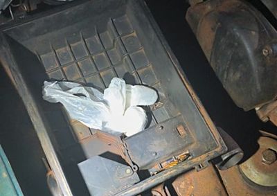 Por&ccedil;&atilde;o de coca&iacute;na estava dentro da caixa do filtro de ar do motor do carro dos suspeitos.