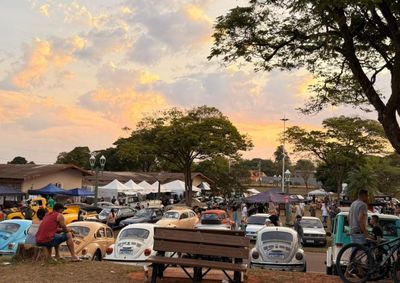 A 10&ordf; edi&ccedil;&atilde;o conta exposi&ccedil;&atilde;o de ve&iacute;culos, m&uacute;sica ao vivo, pra&ccedil;a de alimenta&ccedil;&atilde;o e mercado de pulgas. A organiza&ccedil;&atilde;o convida toda a fam&iacute;lia.
