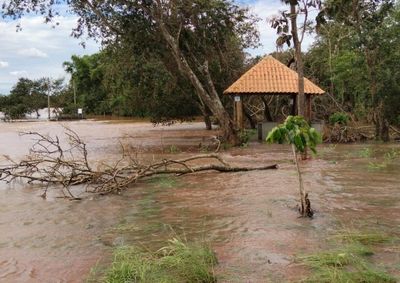 Pescador ainda n&atilde;o conseguiu retornar &agrave; resid&ecirc;ncia, que permanece alagada.
