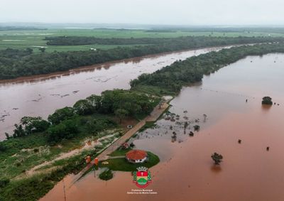 N&iacute;vel da &aacute;gua subiu pelo menos oito metros ap&oacute;s grande volume de chuva atingir a cabeceira do rio nos &uacute;ltimos dias.