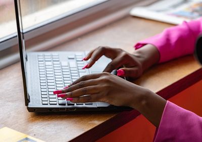 Mais de 20 oportunidades est&atilde;o dispon&iacute;veis nos classificados do Portal da Cidade; confira e envie seu curr&iacute;culo.