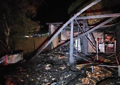 Fogo na noite desta sexta-feira (3) consumiu completamente o im&oacute;vel. Segundo os bombeiros, um cachorro foi encontrado morto.