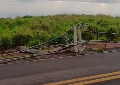 Segundo a Defesa Civil, parte do distrito de S&atilde;o Pedro do Paran&aacute; est&aacute; sem energia nesta sexta-feira (9).