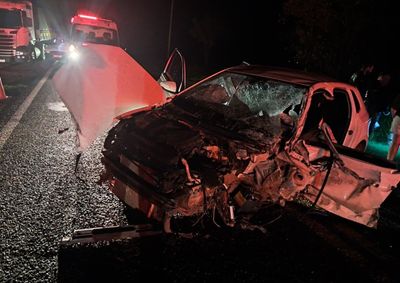 Pol&iacute;cia disse que o acidente foi causado porque um dos ve&iacute;culos fez ultrapassagem em local proibido.