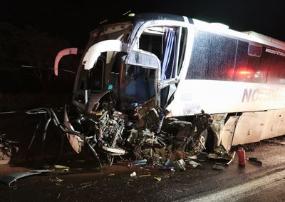 Colis&atilde;o aconteceu na noite desta quinta-feira (8), no trecho de Guaira&ccedil;&aacute;. &Ocirc;nibus levava estudantes, nenhum deles se feriu.