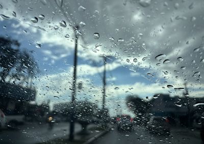 Simepar mostra que a cidade j&aacute; registrou 260 mil&iacute;metros at&eacute; esta segunda (12); confira a previs&atilde;o do tempo para os pr&oacute;ximos dias, com alerta de tempestade.