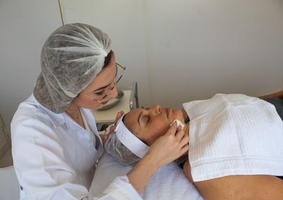 A t&eacute;cnica em est&eacute;tica Mariana Marzullo explica tudo sobre o tratamento e como evit&aacute;-las