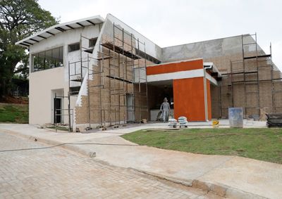 Montagem da c&acirc;mara fria para armazenamento das uvas, instala&ccedil;&atilde;o de portas, janelas, esquadrias, entre outros fazem parte desta fase da obra