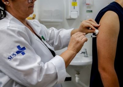 Trabalhadores da sa&uacute;de e pessoas com 59 anos passam a ter acesso &agrave; dose na rede p&uacute;blica
