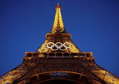 Plataforma de viagens aponta diferen&ccedil;as que podem surpreender quem est&aacute; na capital francesa pela primeira vez

