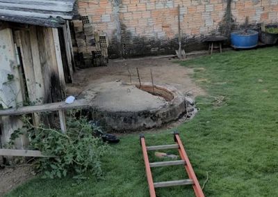 Conforme familiares, a v&iacute;tima teria se aproximado do po&ccedil;o para pegar uma cachorrinha que estava nas proximidades, quando a tampa de concreto cedeu