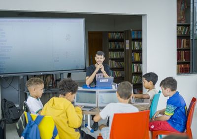 Com foco na inova&ccedil;&atilde;o, o projeto SaberTech promove o aprendizado em programa&ccedil;&atilde;o, rob&oacute;tica e intelig&ecirc;ncia artificial
