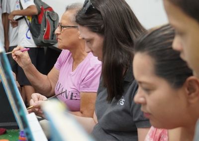 Mais do que ensinar artes, aulas gratuitas da Prefeitura promovem acolhimento e contribuem para o bem-estar emocional dos participantes de todas as idades