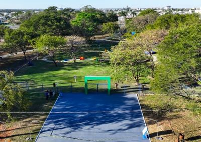 O parque ocupa uma &aacute;rea verde e est&aacute; localizado no bairro Parque das Emas, pr&oacute;ximo a uma escola, a pra&ccedil;a, unidade de sa&uacute;de e ao Mercado do Produtor