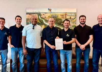 Comitiva entregou convites ao prefeito Miguel Vaz e &agrave; secret&aacute;ria de Educa&ccedil;&atilde;o, Elaine Lovatel, refor&ccedil;ando o envolvimento do poder p&uacute;blico na programa&ccedil;&atilde;o