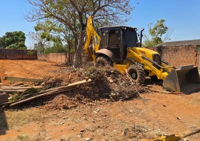 Est&atilde;o sendo recolhidos m&oacute;veis velhos, restos de poda de &aacute;rvores e grama, pequenas quantidades de entulhos de constru&ccedil;&atilde;o e outros materiais
