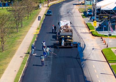 Servi&ccedil;os contemplam trechos de avenidas e ruas do munic&iacute;pio, com aplica&ccedil;&atilde;o de lama asf&aacute;ltica, CBUQ e microrrevestimento
