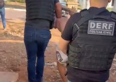 Suspeito foi localizado escondido na casa da namorada, que tamb&eacute;m acabou presa por favorecimento pessoal