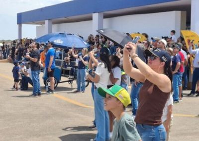 Fam&iacute;lias e estudantes participaram do Show Safra Aero, conheceram aeronaves, visitaram estandes, conversaram com profissionais e acompanharam acrobacias
