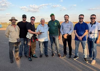 Demonstra&ccedil;&atilde;o a&eacute;rea e homenagem a piloto com 56 anos de trajet&oacute;ria encerraram a programa&ccedil;&atilde;o desta sexta-feira; s&aacute;bado ter&aacute; atividades abertas &agrave; comunidade