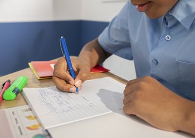 Educadores detalham como as disciplinas de L&iacute;ngua Portuguesa, Literatura,
Artes, Educa&ccedil;&atilde;o F&iacute;sica, TICs e L&iacute;ngua Estrangeira s&atilde;o cobradas no exame