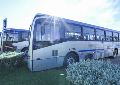 Os &ocirc;nibus seguir&atilde;o os itiner&aacute;rios de domingo, sem mudan&ccedil;as nos trajetos. A frota operar&aacute; com capacidade total para atender &agrave; demanda durante a vota&ccedil;&atilde;o.