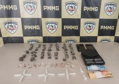 Suspeito fugiu durante abordagem policial e abandonou bolsa com crack, maconha, coca&iacute;na e materiais ligados ao tr&aacute;fico.