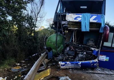 Colis&atilde;o entre &ocirc;nibus e caminh&atilde;o na BR-267, no Sul de Minas, deixou tr&ecirc;s mulheres mortas e dezenas de feridos na madrugada de s&aacute;bado.