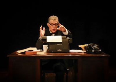 Com Giuseppe Oristanio no papel do escritor mineiro, &ldquo;Pormenor de Aus&ecirc;ncia&rdquo; aborda os dilemas pessoais e os &uacute;ltimos anos de vida do autor.
