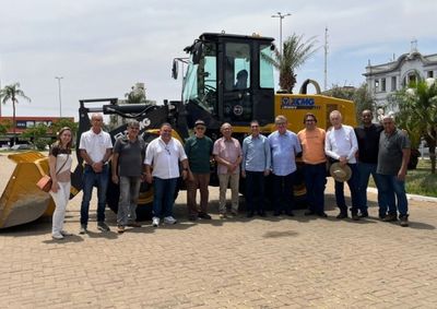 Encontro refor&ccedil;ou parceria entre Executivo e Legislativo; deputado destinou R$ 500 mil para a sa&uacute;de e viabilizou entrega de p&aacute;-carregadeira ao munic&iacute;pio