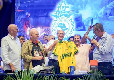 Luiz Fernando, presidente do Sindicato dos Metal&uacute;rgicos de Mirassol e Regi&atilde;o, entregou o manto do Le&atilde;o durante posse na Federa&ccedil;&atilde;o dos Metal&uacute;rgicos
