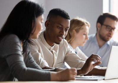 Sele&ccedil;&atilde;o &eacute; para estudantes de at&eacute; 5&ordm; semestre em cursos como Administra&ccedil;&atilde;o, Direito, Engenharias e &aacute;reas afins; bolsa &eacute; de R$ 956,41, com aux&iacute;lio-transporte
