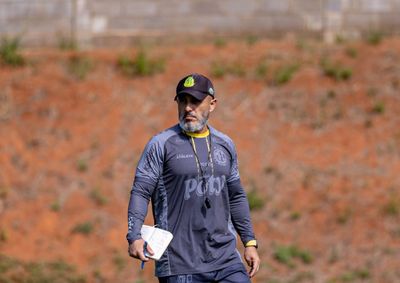 Le&atilde;o soma tr&ecirc;s vit&oacute;rias nos &uacute;ltimos seis jogos e tenta pontuar na Arena da Baixada para se aproximar de vez dos rivais na luta contra o rebaixamento