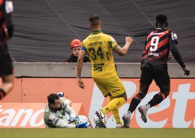 Le&atilde;o faz jogo equilibrado na Arena da Baixada, assusta o time da casa, mas &eacute; derrotado por 1 a 0 com gol aos 42 do segundo tempo