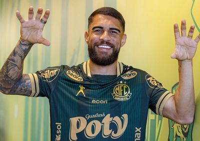 Centroavante de 28 anos chega ap&oacute;s destaque no Londrina; Le&atilde;o j&aacute; havia fechado com Elias, Japa e Gabriel Knesowitsch