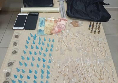 Homem e mulher foram detidos no bairro Bela Vista; casa tinha crack, coca&iacute;na, maconha, dinheiro e muni&ccedil;&otilde;es calibre .38