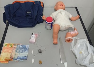 Suspeito tentou se livrar de entorpecentes, que estavam at&eacute; escondidos dentro de uma boneca, mas foi preso pela PM e encaminhado &agrave; Central de Pol&iacute;cia