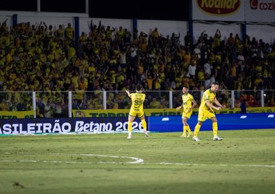 Com gols de Bruno Santos e Edson Carioca, Le&atilde;o faz 2 a 1, chega a 19 pontos e fica a dois dos primeiros times fora da zona de rebaixamento