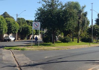 Nova sinaliza&ccedil;&atilde;o orienta ve&iacute;culos de carga para o viaduto entre Souza e Recanto Beija-Flor e evita que caminh&otilde;es entrem em ruas estreitas da cidade