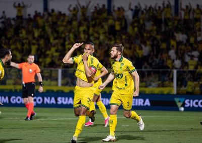Com gols de Marllon (contra) e Jo&atilde;o Victor, Le&atilde;o da Araraquarense faz 2 a 1, chega aos 23 pontos e salta para a 14&ordf; posi&ccedil;&atilde;o da S&eacute;rie A