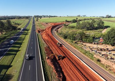 Amplia&ccedil;&atilde;o de faixas e novas marginais seguem em ritmo intenso no trecho de Rio Preto; motorista de Mirassol deve se programar para o feriado de quinta (9)