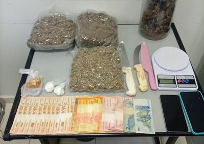 Homem tentou fugir pelos telhados, mobilizou helic&oacute;ptero &Aacute;guia e v&aacute;rias viaturas; drogas estavam escondidas dentro de uma churrasqueira na casa dele