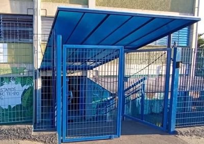 Passarelas receberam coberturas e o refeit&oacute;rio ganhou cortinas de toldos para melhorar a estrutura do espa&ccedil;o