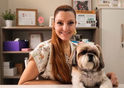 Veterin&aacute;ria explica sinais de alerta da otite e ensina passo a passo seguro de limpeza dos ouvidos dos c&atilde;es, evitando dor e complica&ccedil;&otilde;es