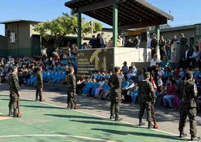 Solenidade reuniu autoridades, atiradores e alunos da rede municipal para refor&ccedil;ar valores de disciplina, respeito e amor &agrave; P&aacute;tria
